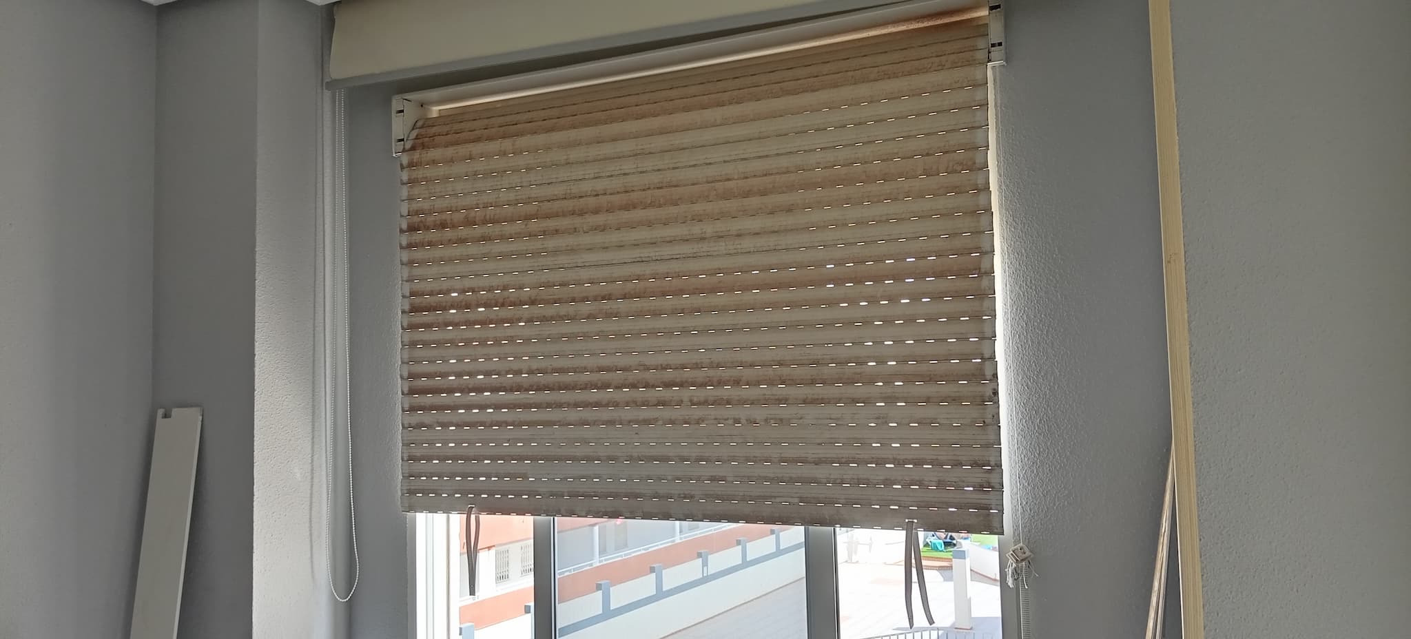 Persiana moderna de aluminio instalada y funcional